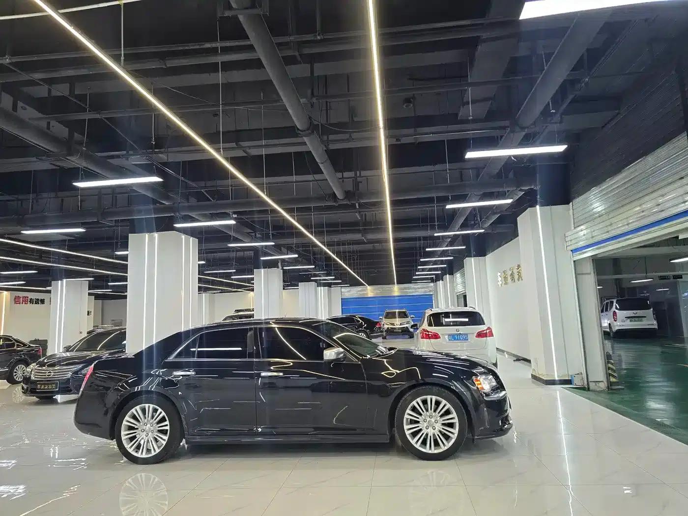2014 Chrysler 300C Imported Model 3.0L Excellence Edition — миниатюра 9