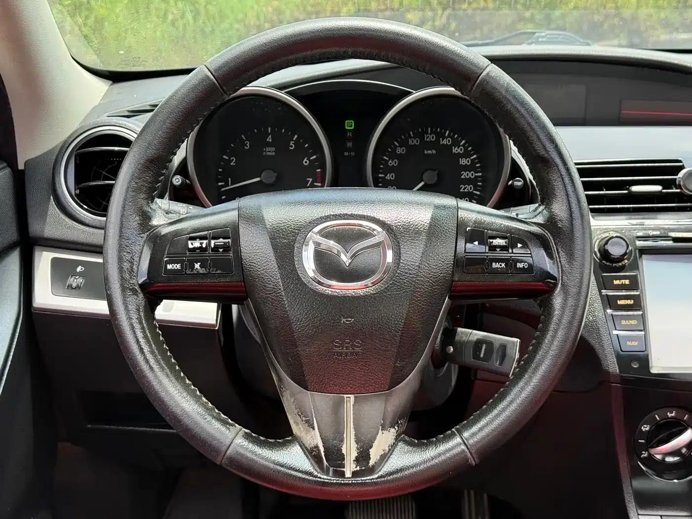 Mazda 3 Axela 2013 Sedan 1.6L Automatic Elite — миниатюра 10