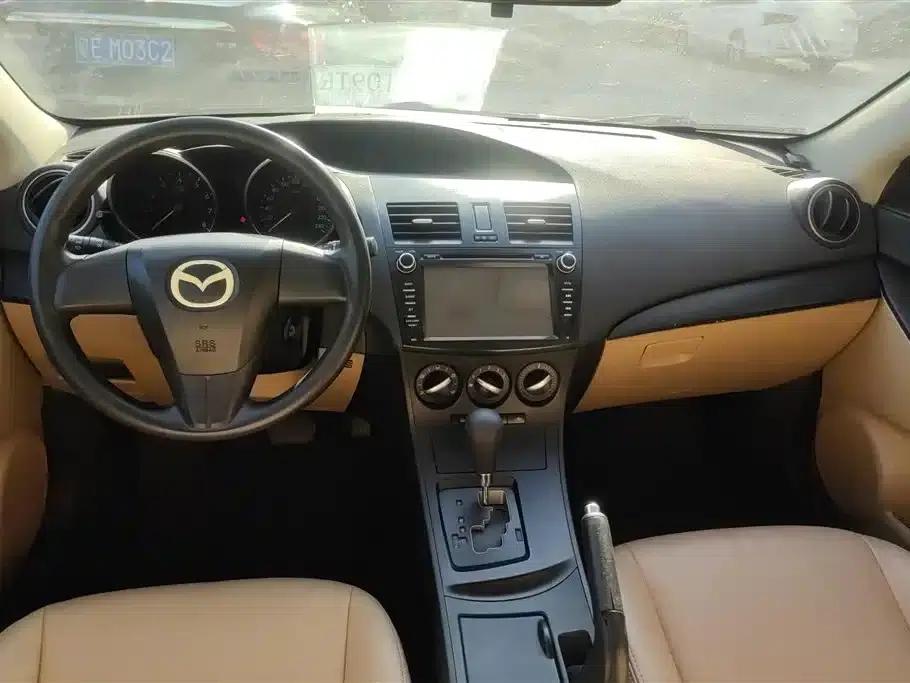 Mazda 3 Axela 2011 Sedan 1.6L Automatic Comfort — миниатюра 12