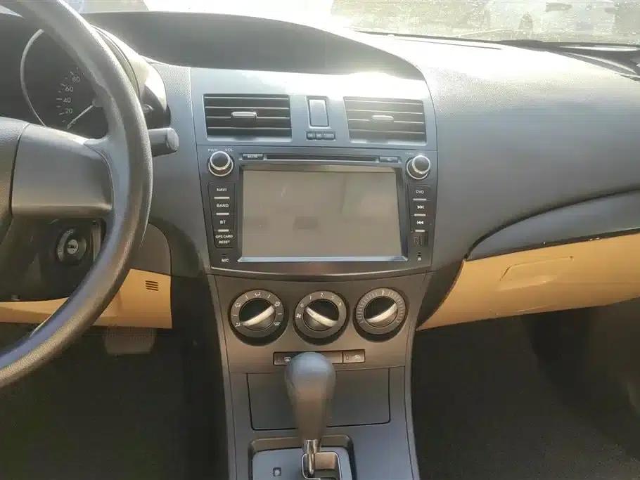 Mazda 3 Axela 2011 Sedan 1.6L Automatic Comfort — миниатюра 13