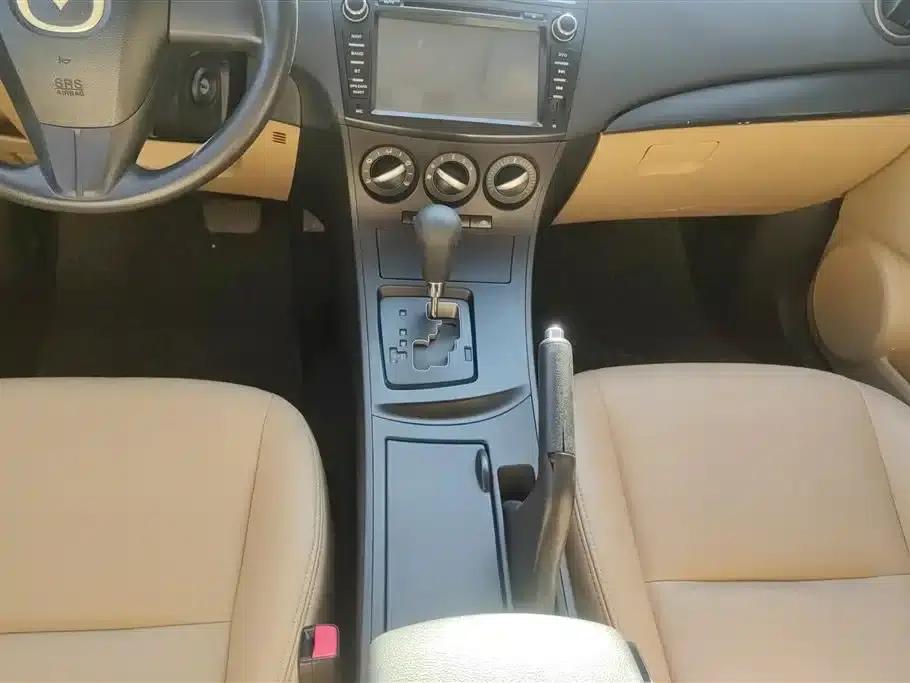 Mazda 3 Axela 2011 Sedan 1.6L Automatic Comfort — миниатюра 16