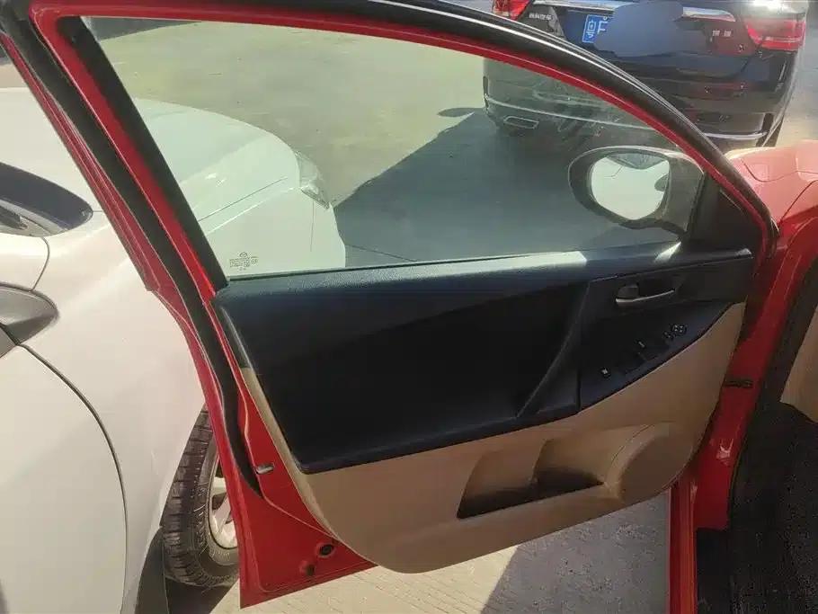 Mazda 3 Axela 2011 Sedan 1.6L Automatic Comfort — миниатюра 7