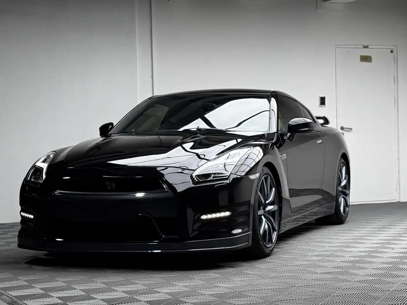 2014 Nissan GT-R 3.8T Premium Edition with black interior — миниатюра 1