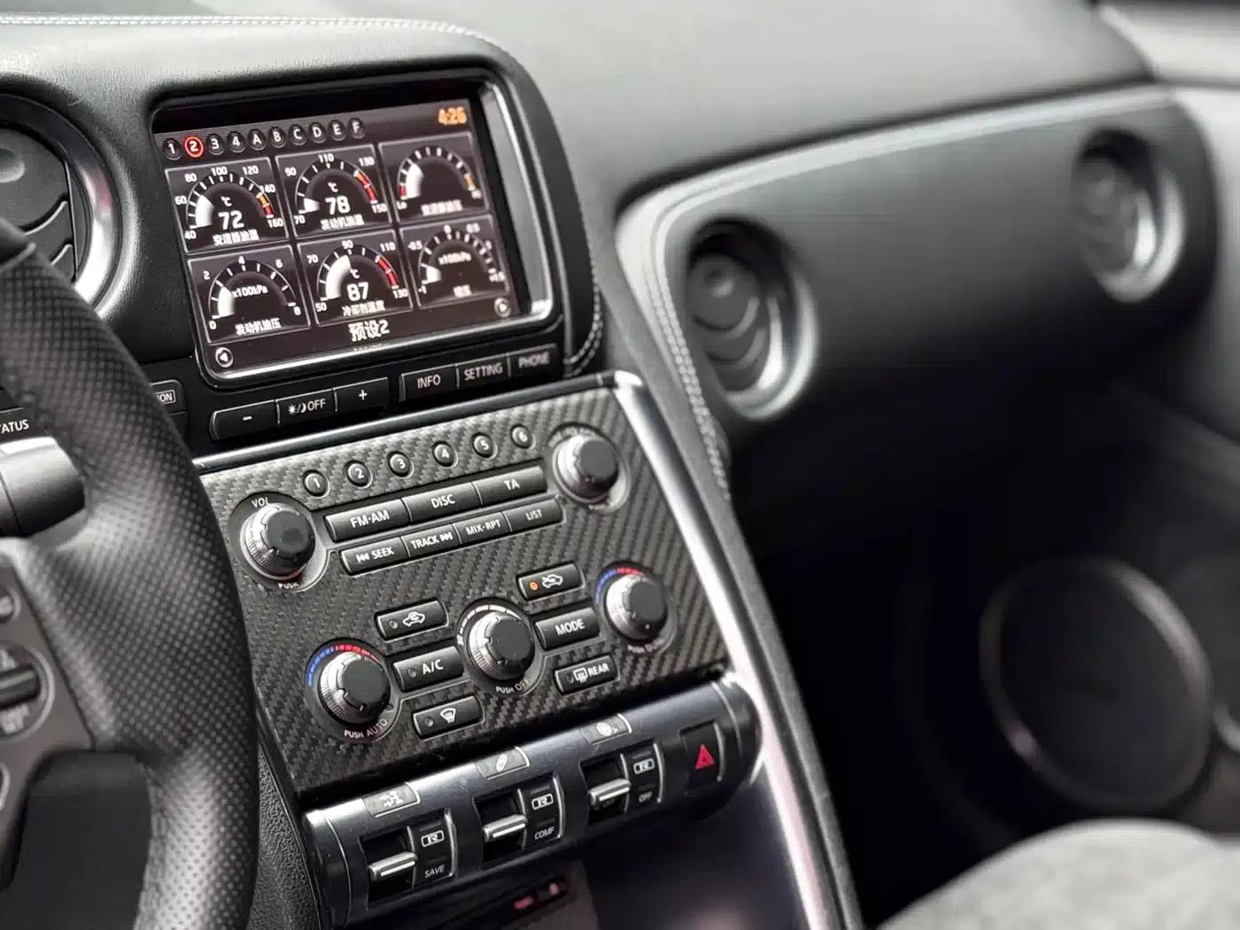 2014 Nissan GT-R 3.8T Premium Edition with black interior — миниатюра 11