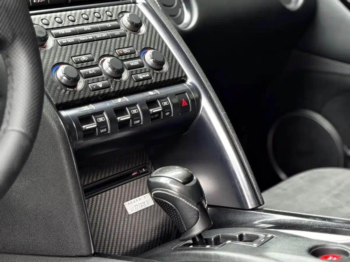 2014 Nissan GT-R 3.8T Premium Edition with black interior — миниатюра 12
