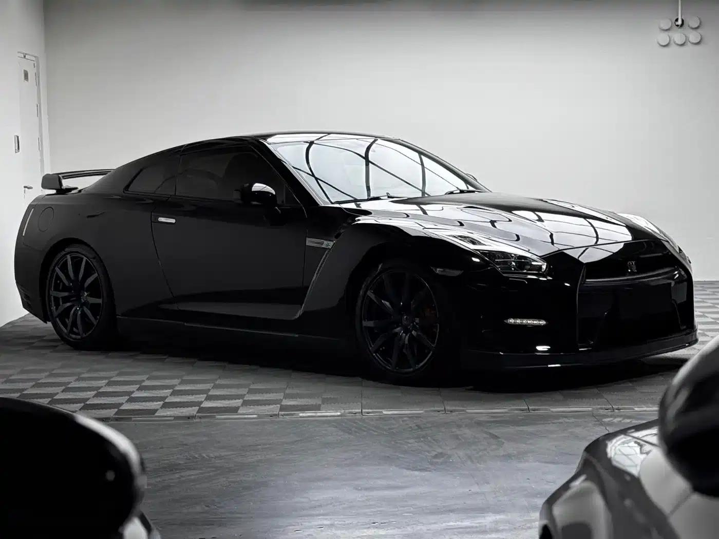 2014 Nissan GT-R 3.8T Premium Edition with black interior — миниатюра 3