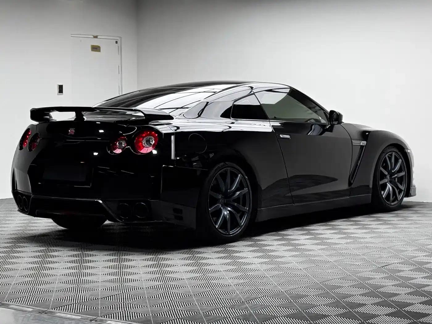 2014 Nissan GT-R 3.8T Premium Edition with black interior — миниатюра 4