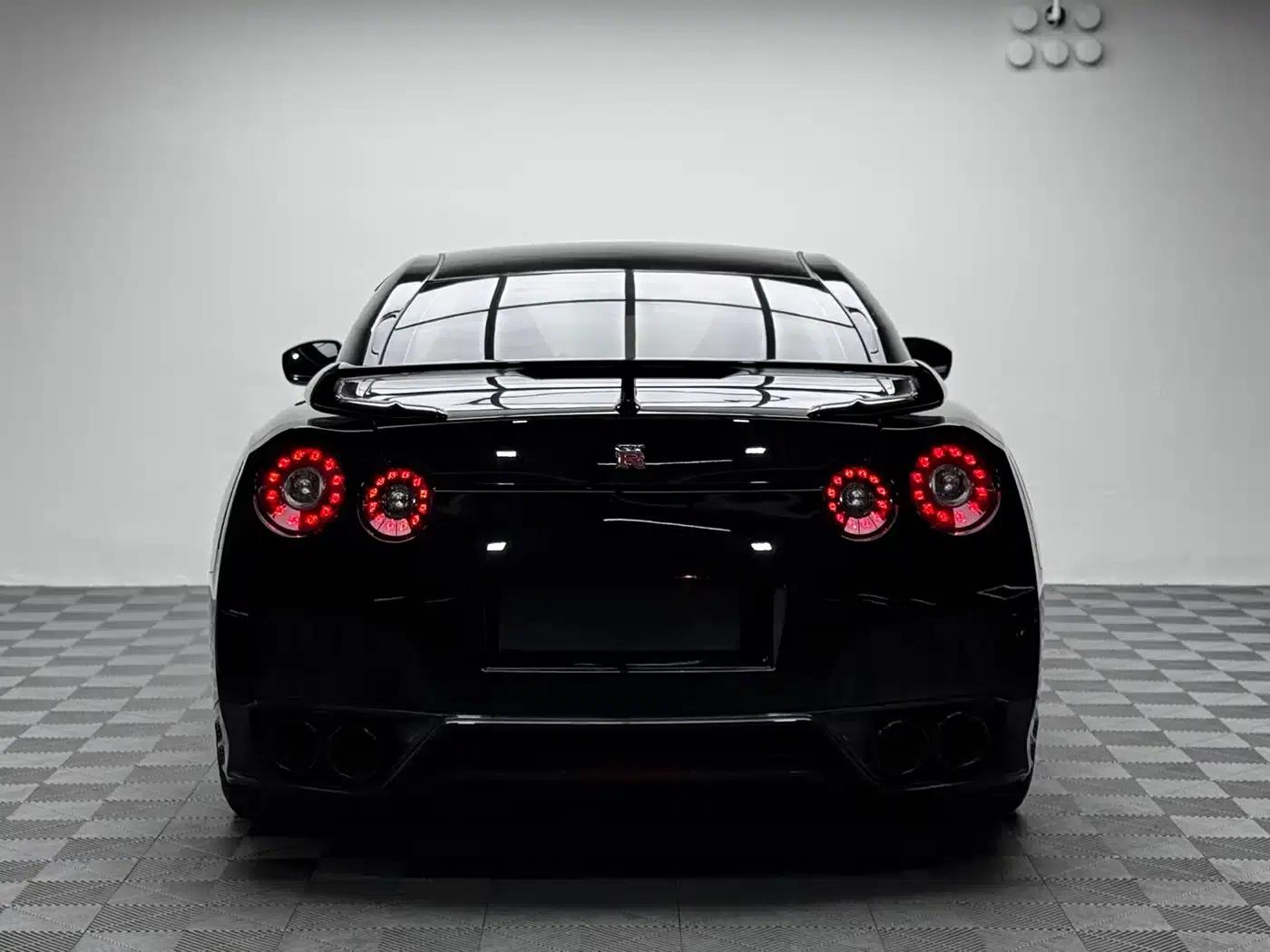 2014 Nissan GT-R 3.8T Premium Edition with black interior — миниатюра 5