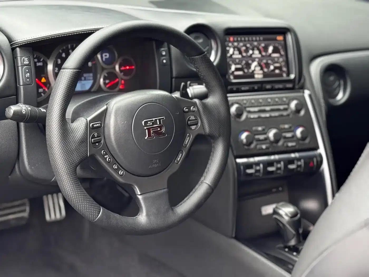 2014 Nissan GT-R 3.8T Premium Edition with black interior — миниатюра 10