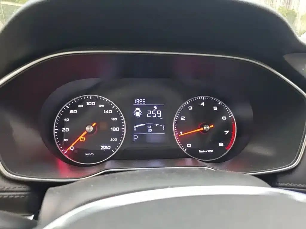 Roewe RX3 2018 1.6L CVT Internet Smart Edition — миниатюра 4