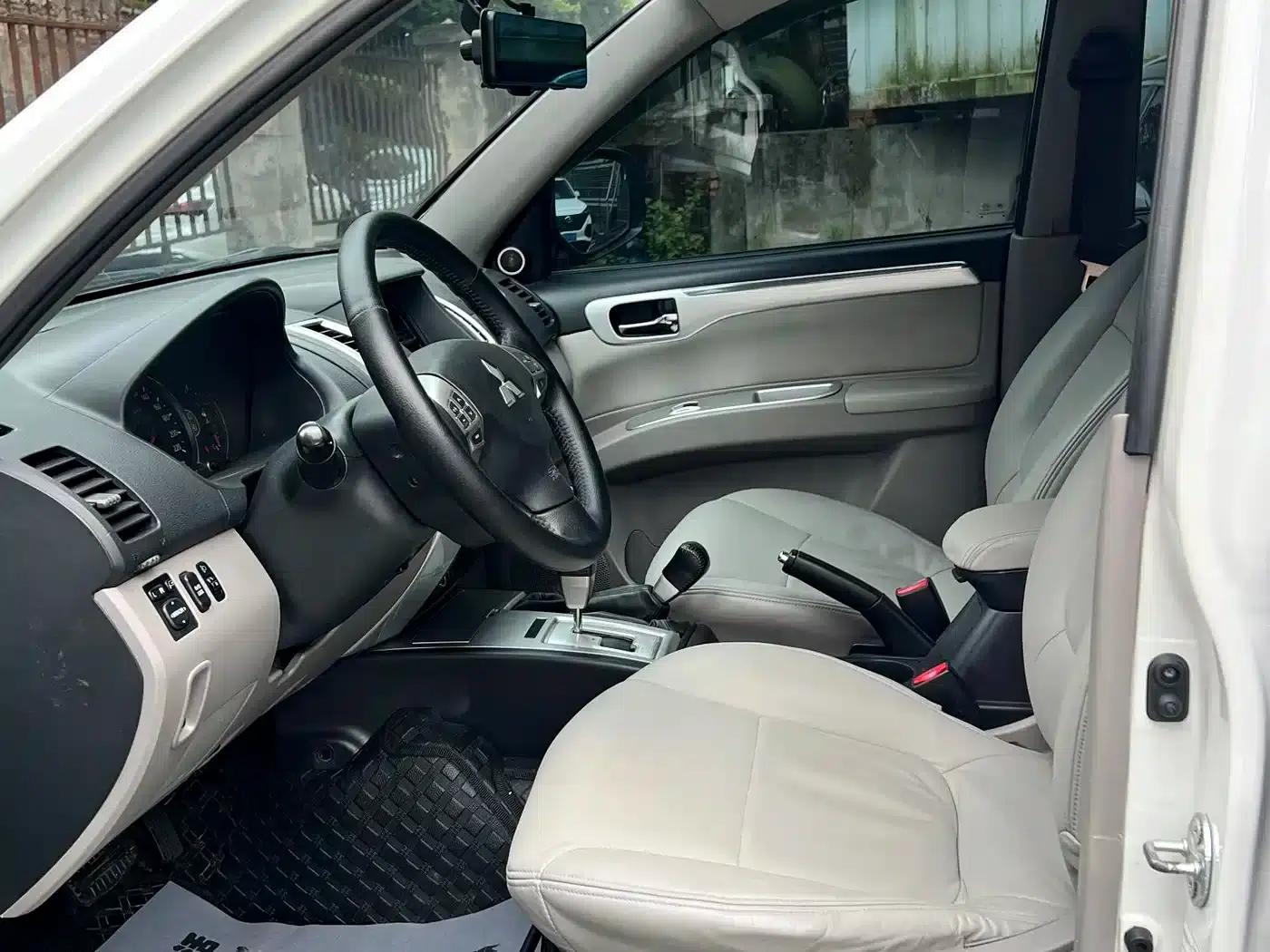 2013 Pajero Sport 3.0L Automatic 4WD Executive Edition — миниатюра 3