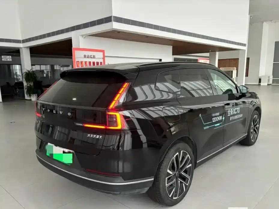 2026 Volvo XC70 Plug-in Hybrid, All-Wheel Drive, Extended Range Plus — миниатюра 2
