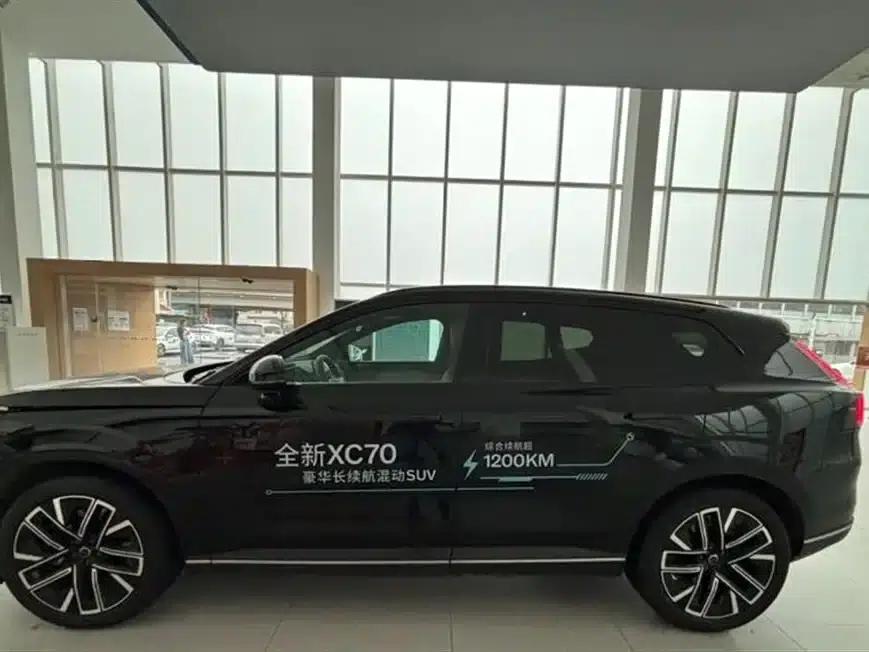 2026 Volvo XC70 Plug-in Hybrid, All-Wheel Drive, Extended Range Plus — миниатюра 3