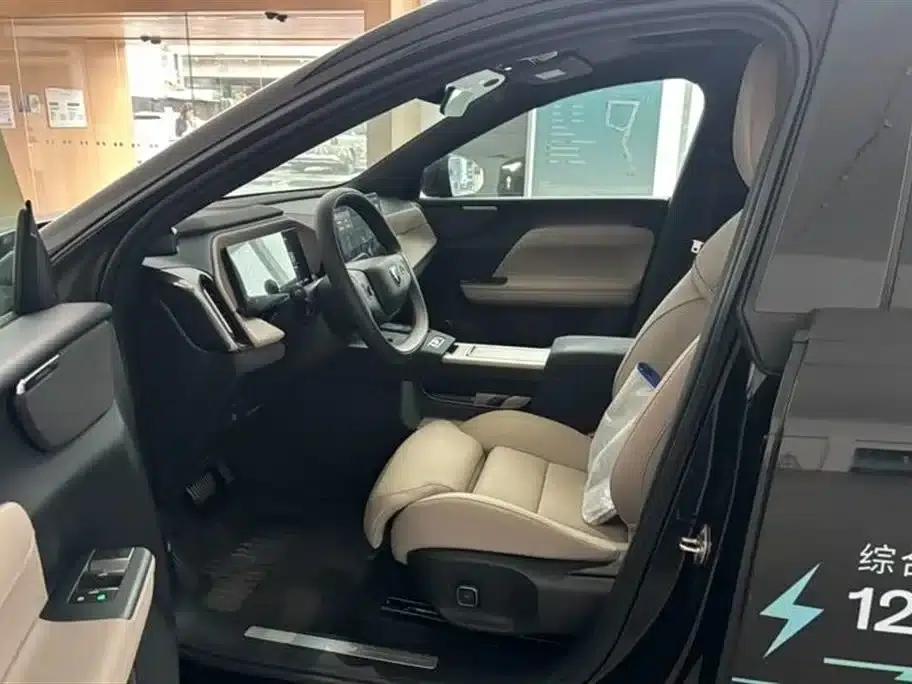 2026 Volvo XC70 Plug-in Hybrid, All-Wheel Drive, Extended Range Plus — миниатюра 4