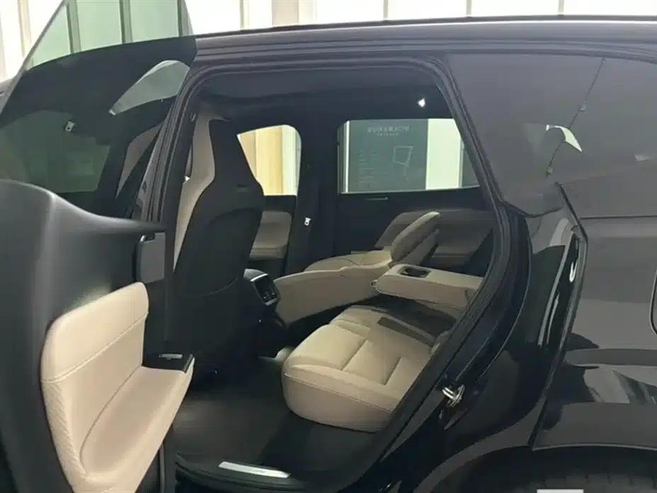 2026 Volvo XC70 Plug-in Hybrid, All-Wheel Drive, Extended Range Plus — миниатюра 6