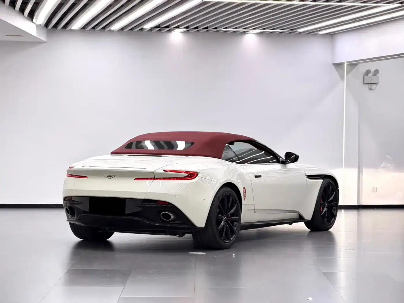 Aston Martin DB11 2019 4.0T V8 Volante — миниатюра 3