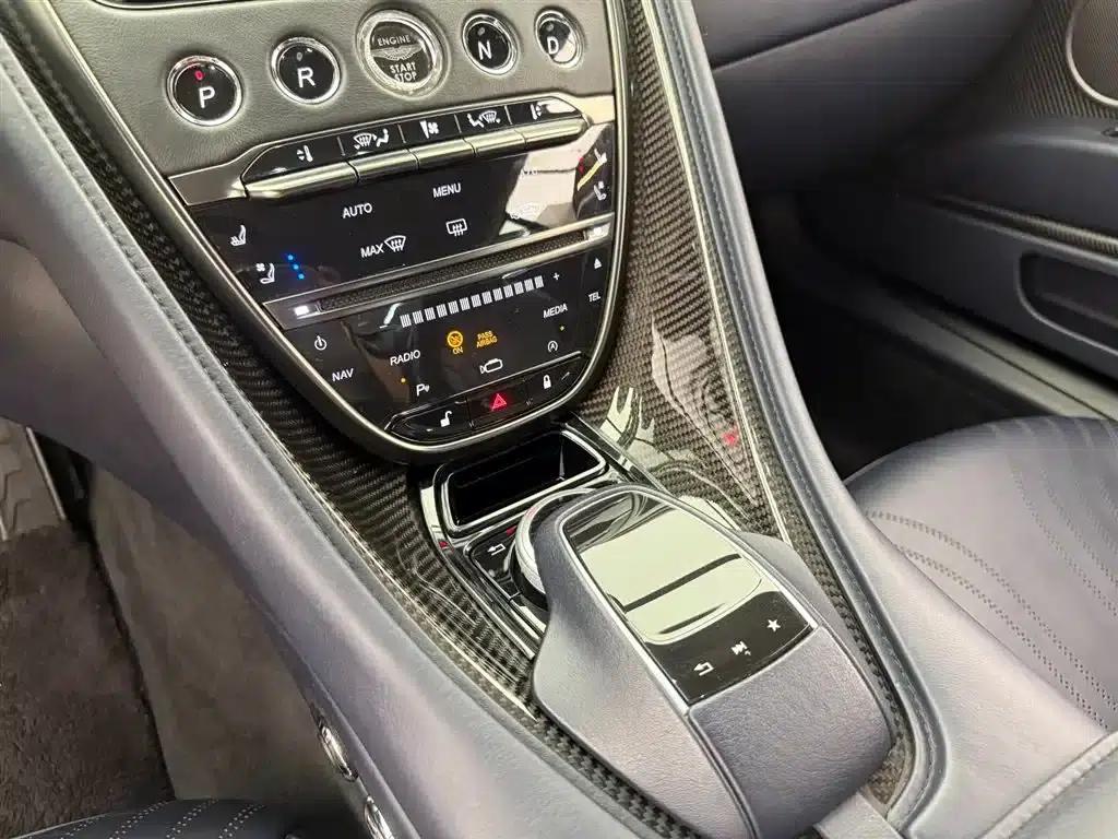 Aston Martin DB11 2019 4.0T V8 Coupe — миниатюра 6