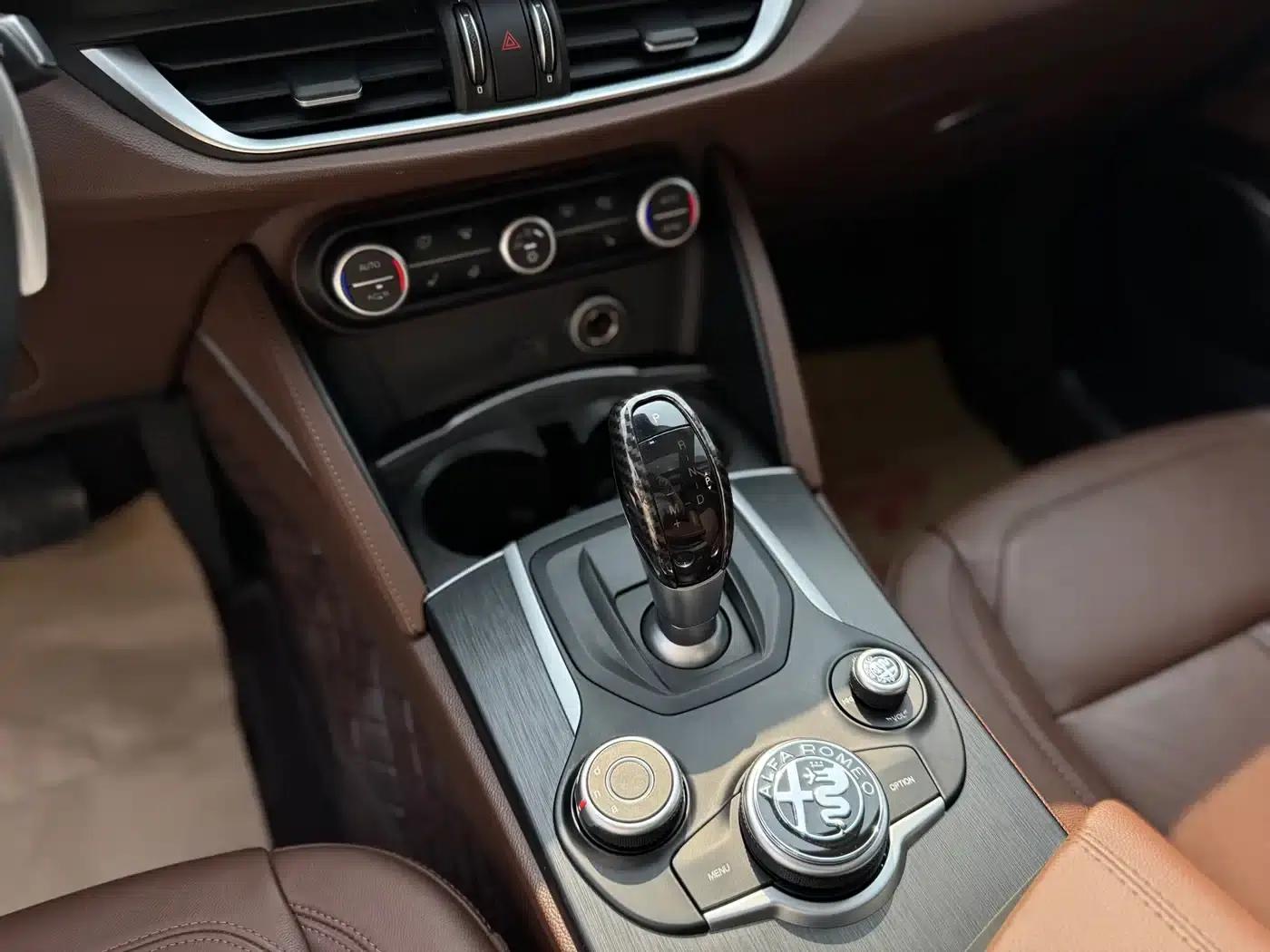 2017 Stelvio 2.0T 200HP Elite Edition — миниатюра 13