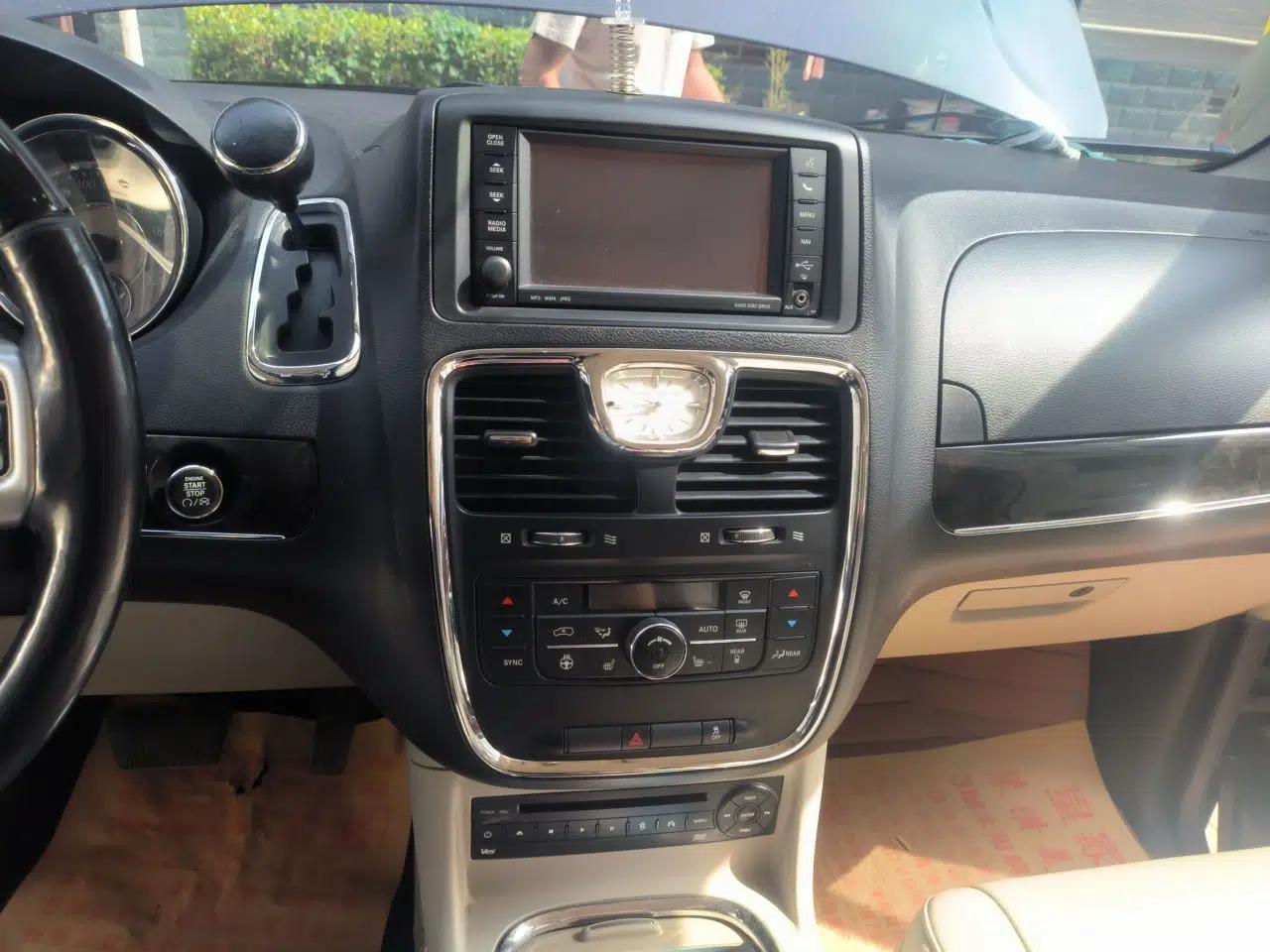 Chrysler Grand Voyager 2013 3.6L Luxury Edition — миниатюра 13