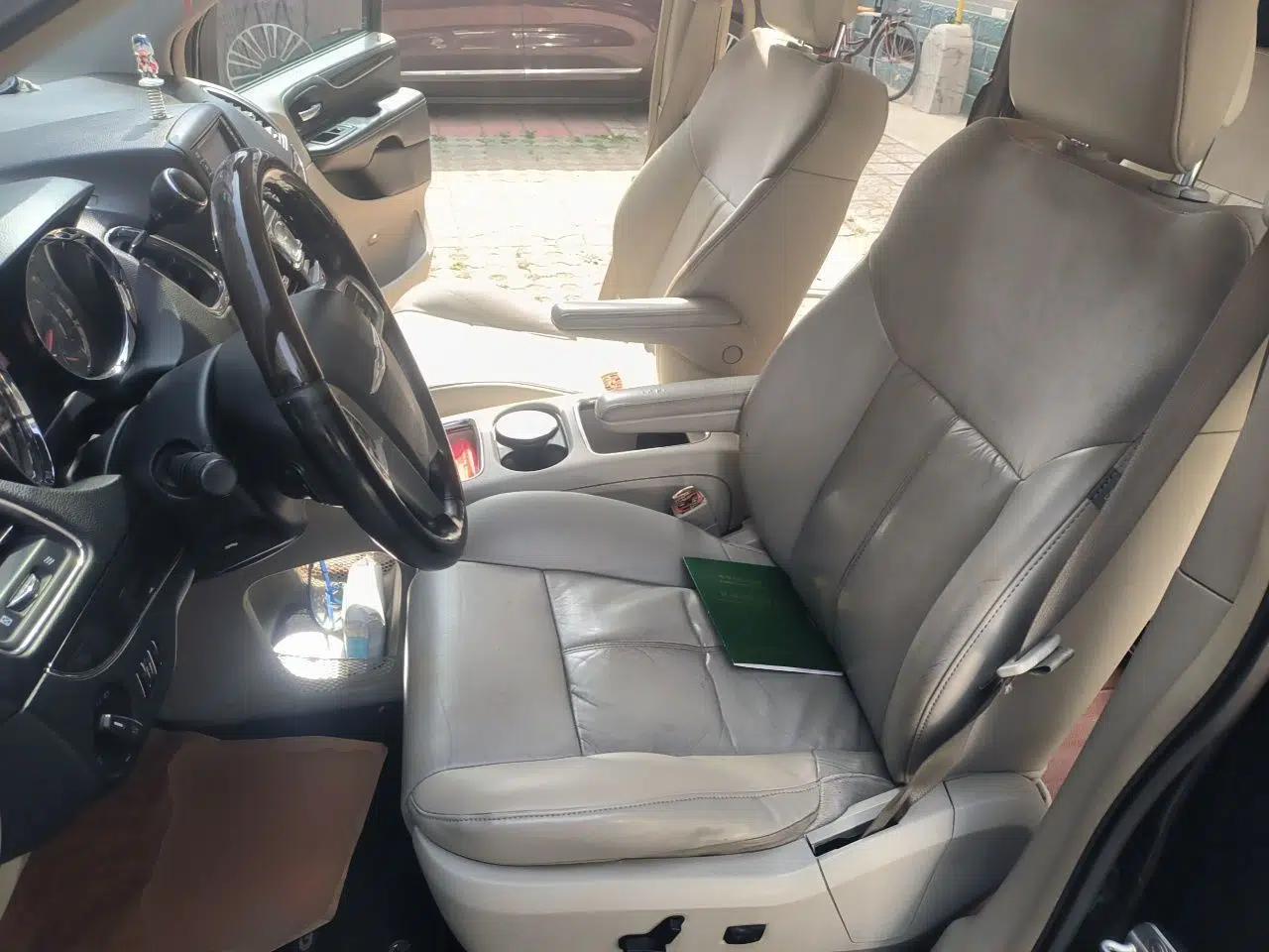 Chrysler Grand Voyager 2013 3.6L Luxury Edition — миниатюра 15