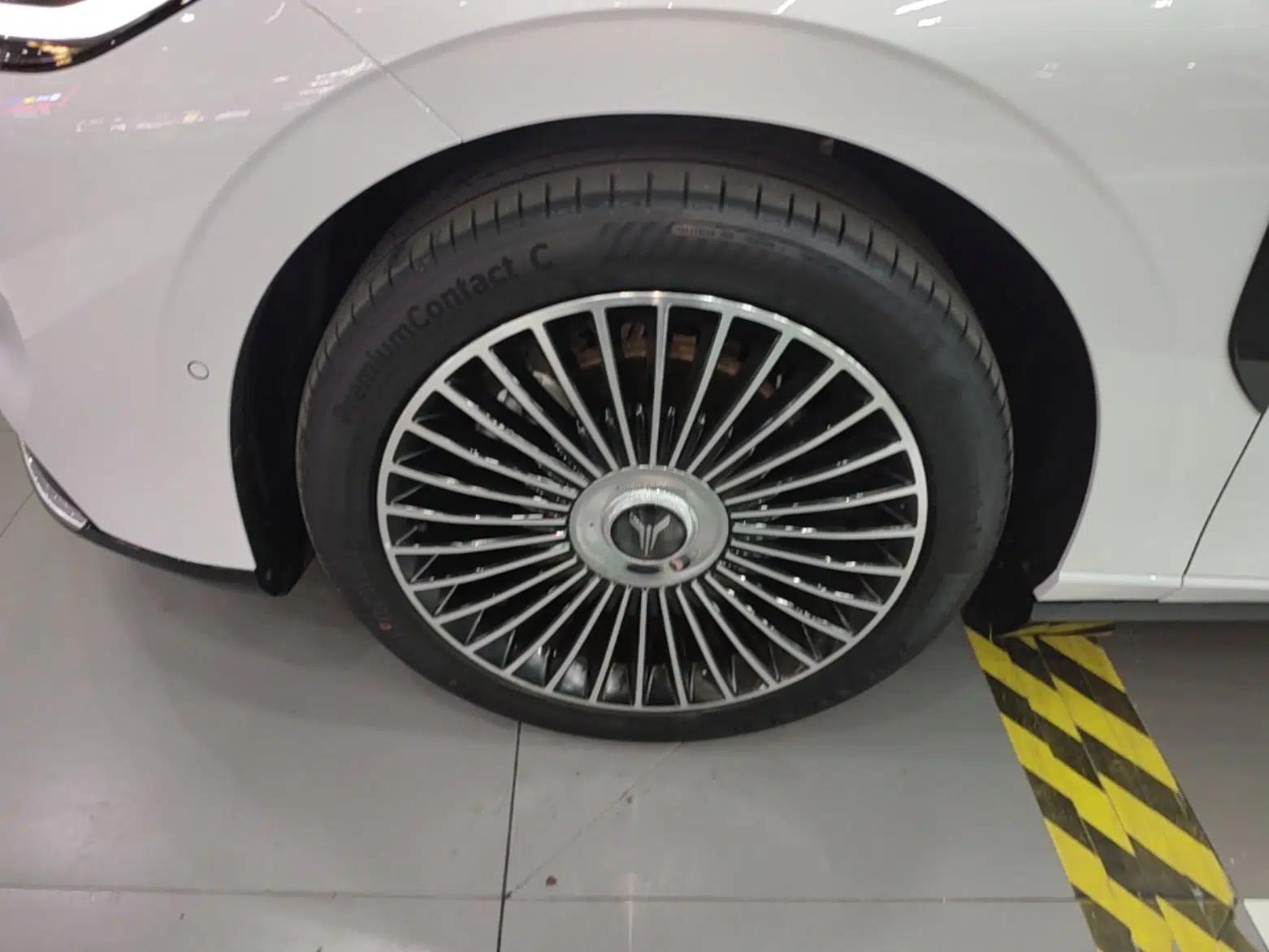 VOYAH Lantu Chiguang L 2026 Four-Wheel-Drive Ultra — миниатюра 10