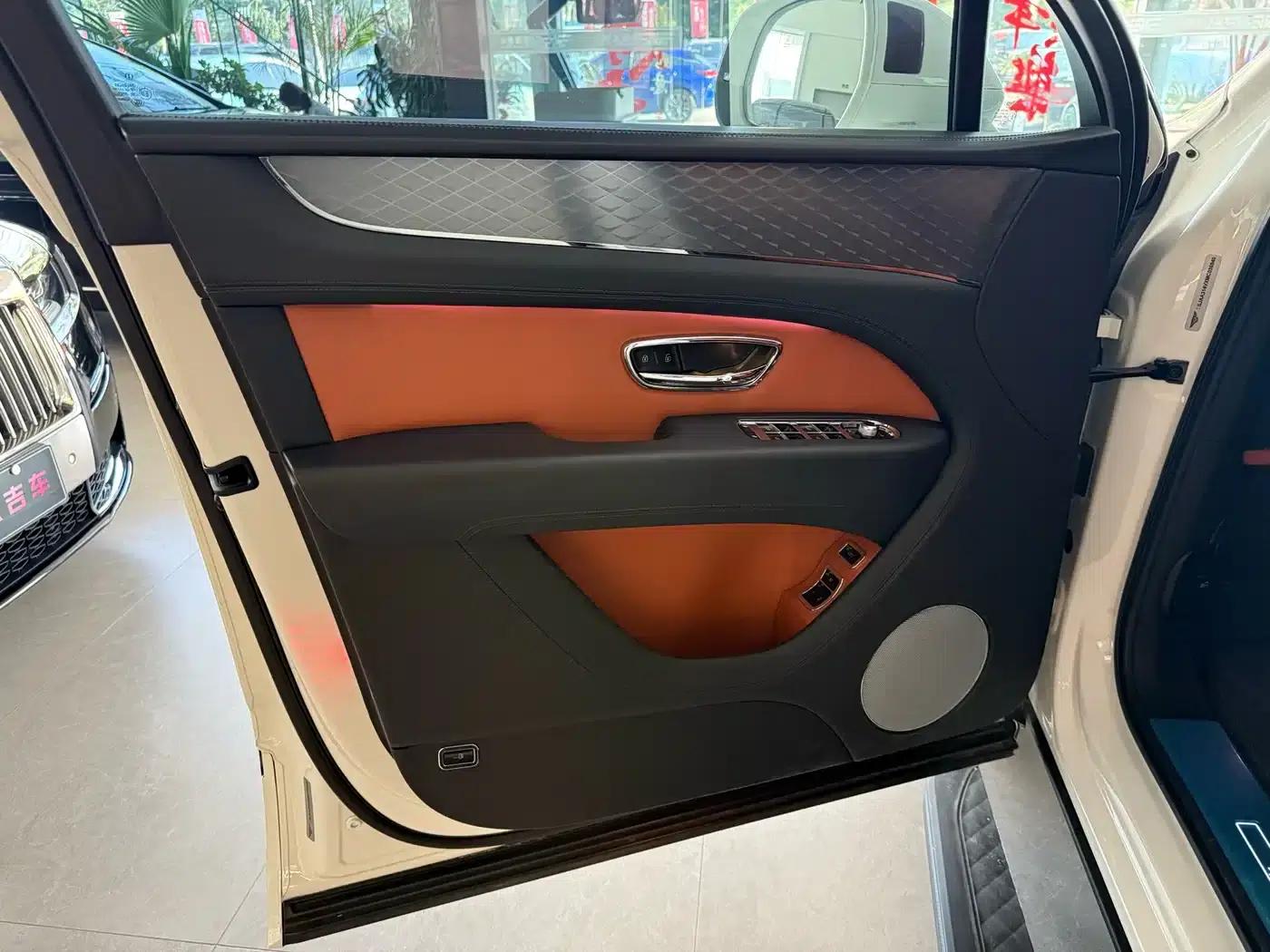 Bentayga Plug-in Hybrid 2021 3.0T PHEV — миниатюра 7