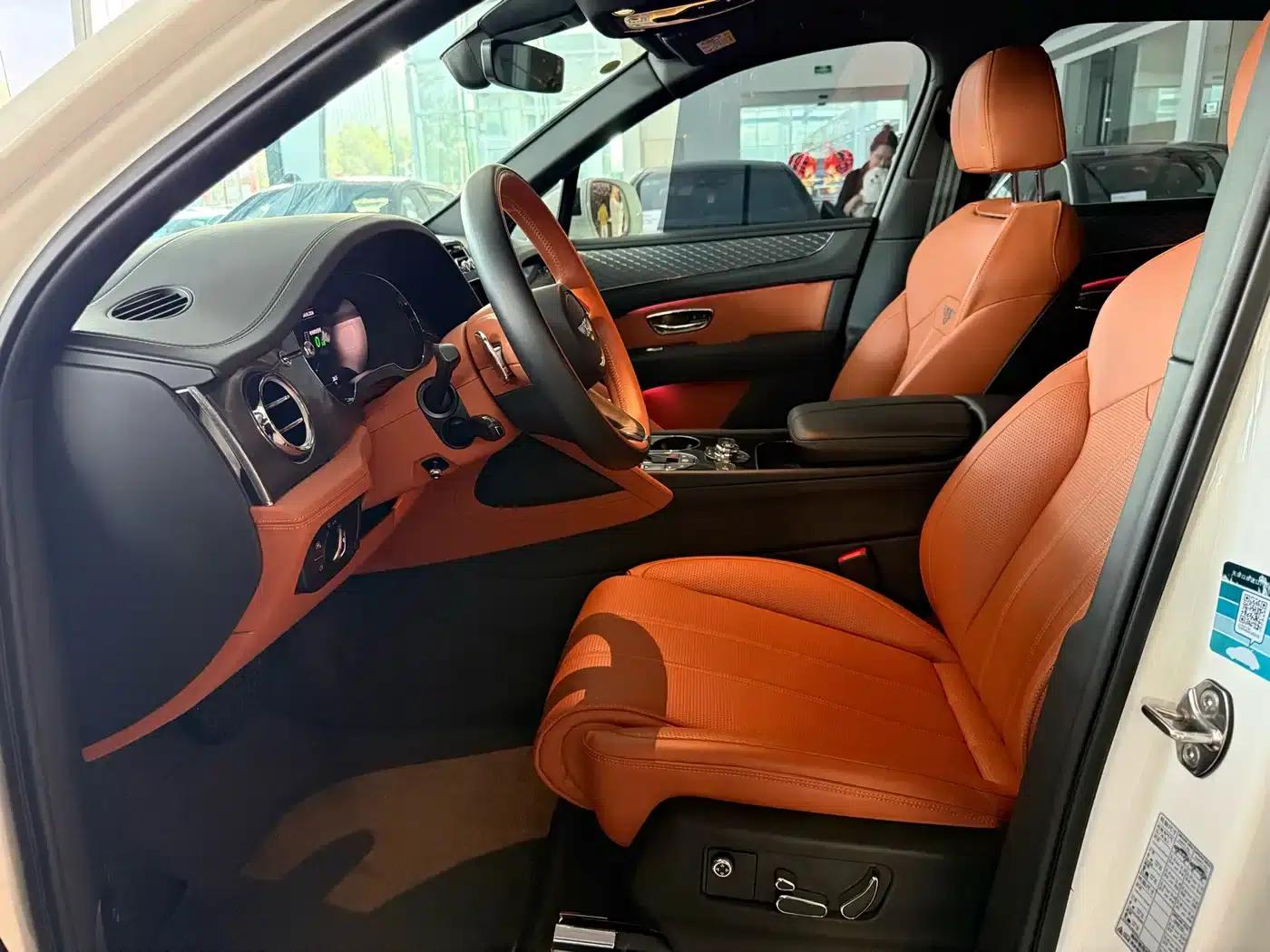 Bentayga Plug-in Hybrid 2021 3.0T PHEV — миниатюра 8