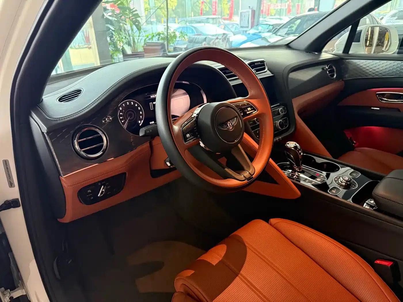 Bentayga Plug-in Hybrid 2021 3.0T PHEV — миниатюра 9
