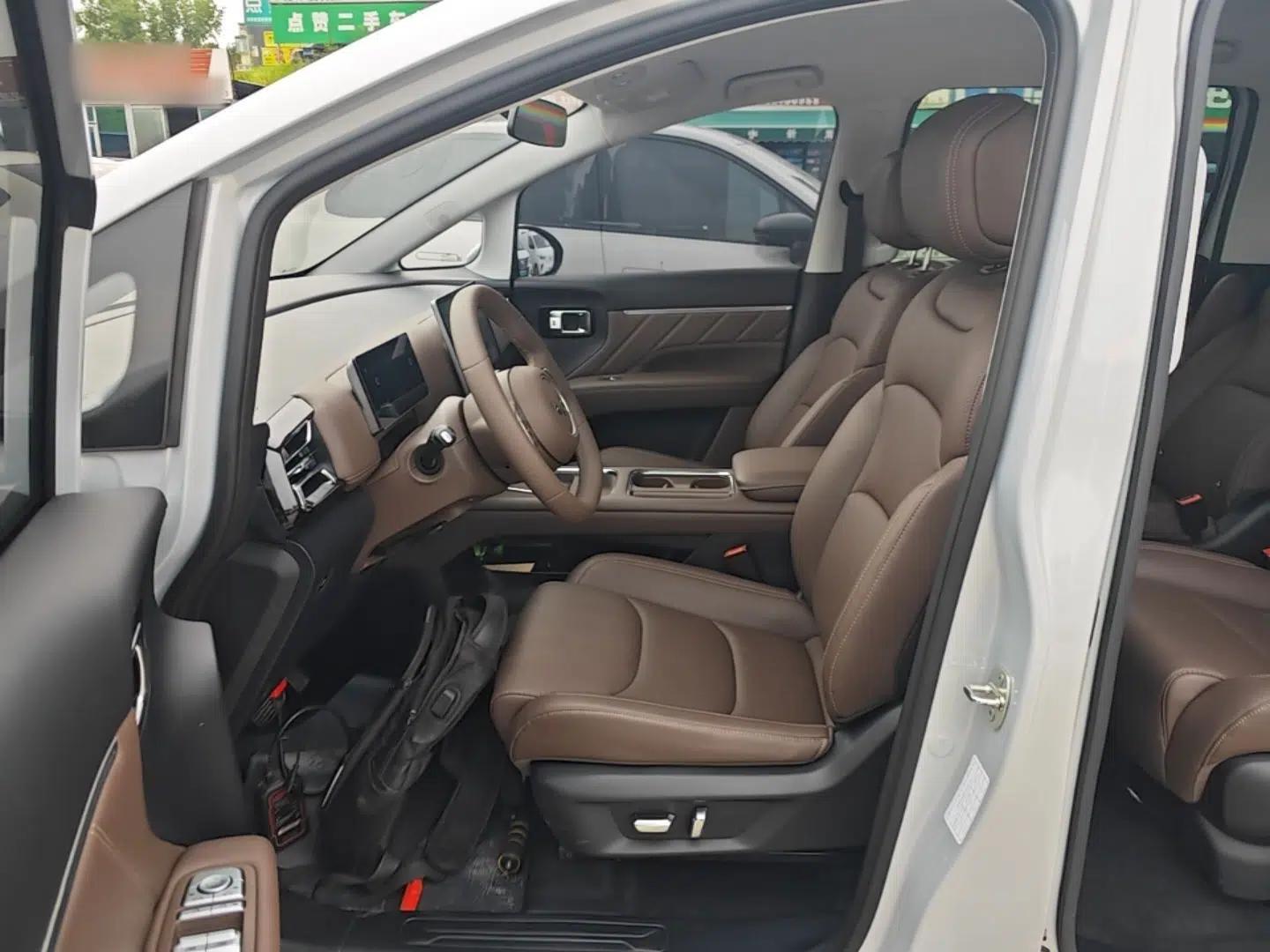 Wuling Starlight 730 2025 Model Plug-in Hybrid 125km Luxury Edition — миниатюра 17