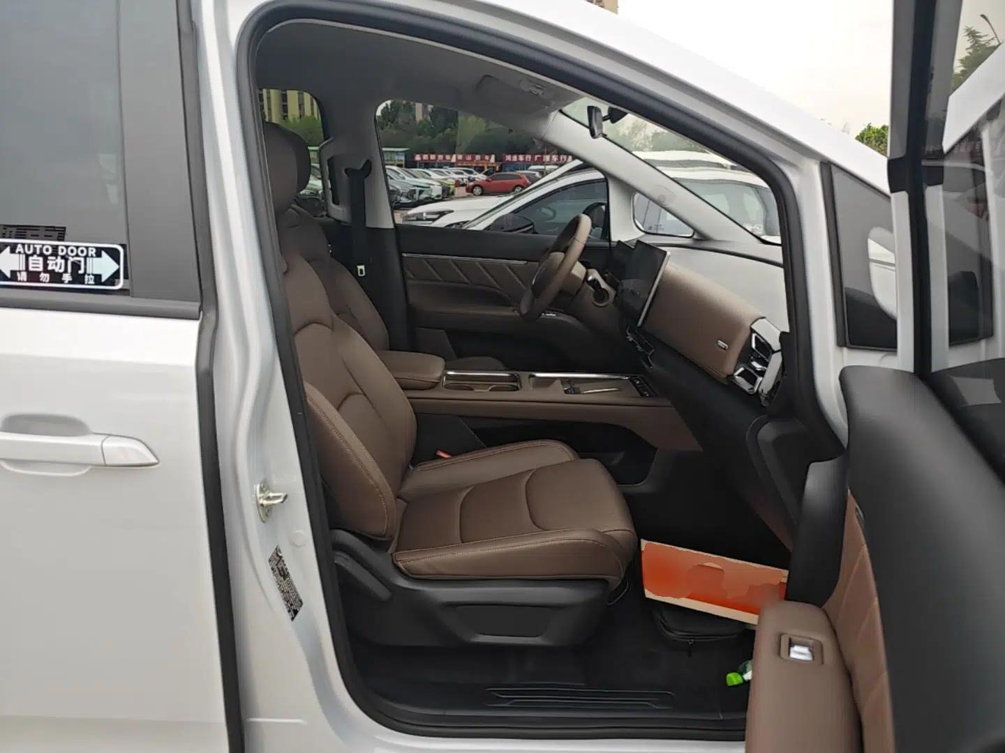 Wuling Starlight 730 2025 Model Plug-in Hybrid 125km Luxury Edition — миниатюра 19