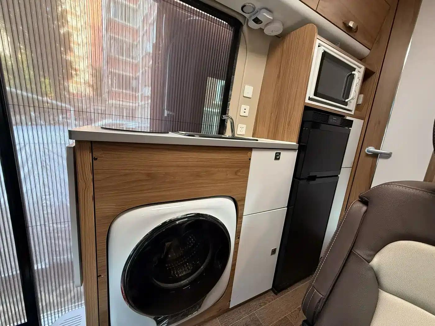 SAIC MAXUS V100 RV 2022 Model 2.0T Traveler V100 Mountain Retreat Edition with Longitudinal Bed — миниатюра 7