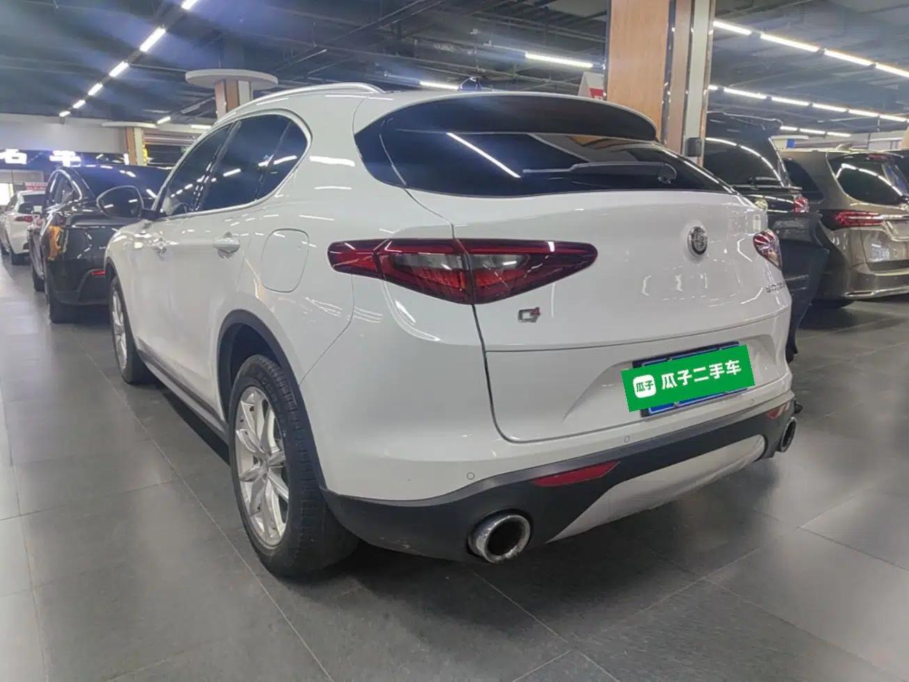 Alfa Romeo Stelvio 2017 2.0T 200HP Luxury Edition — миниатюра 4