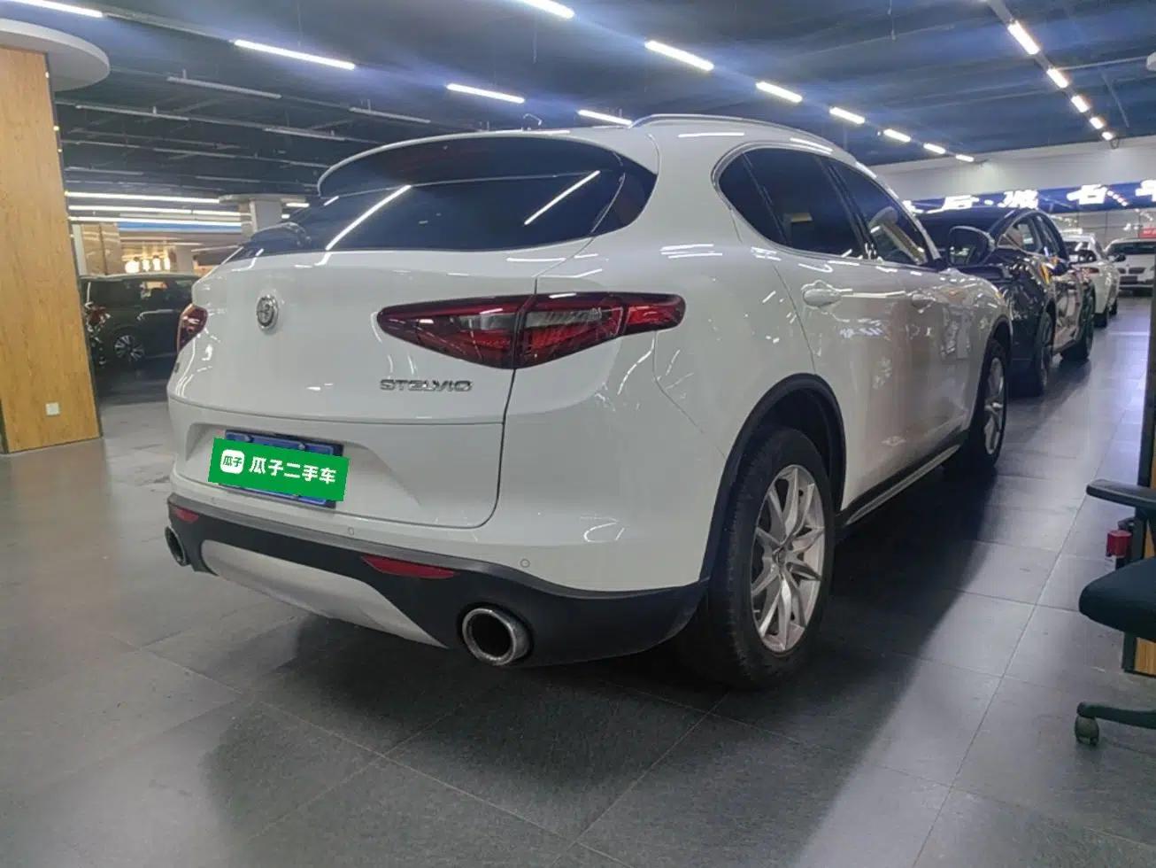 Alfa Romeo Stelvio 2017 2.0T 200HP Luxury Edition — миниатюра 6