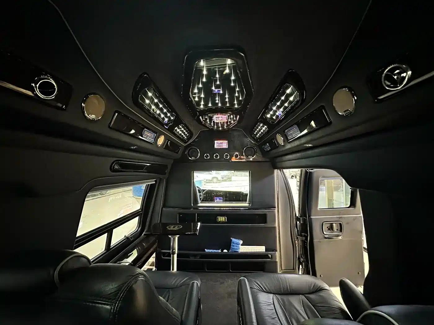 2014 SAVANA 6.0L Long Wheelbase Leader Edition — миниатюра 12