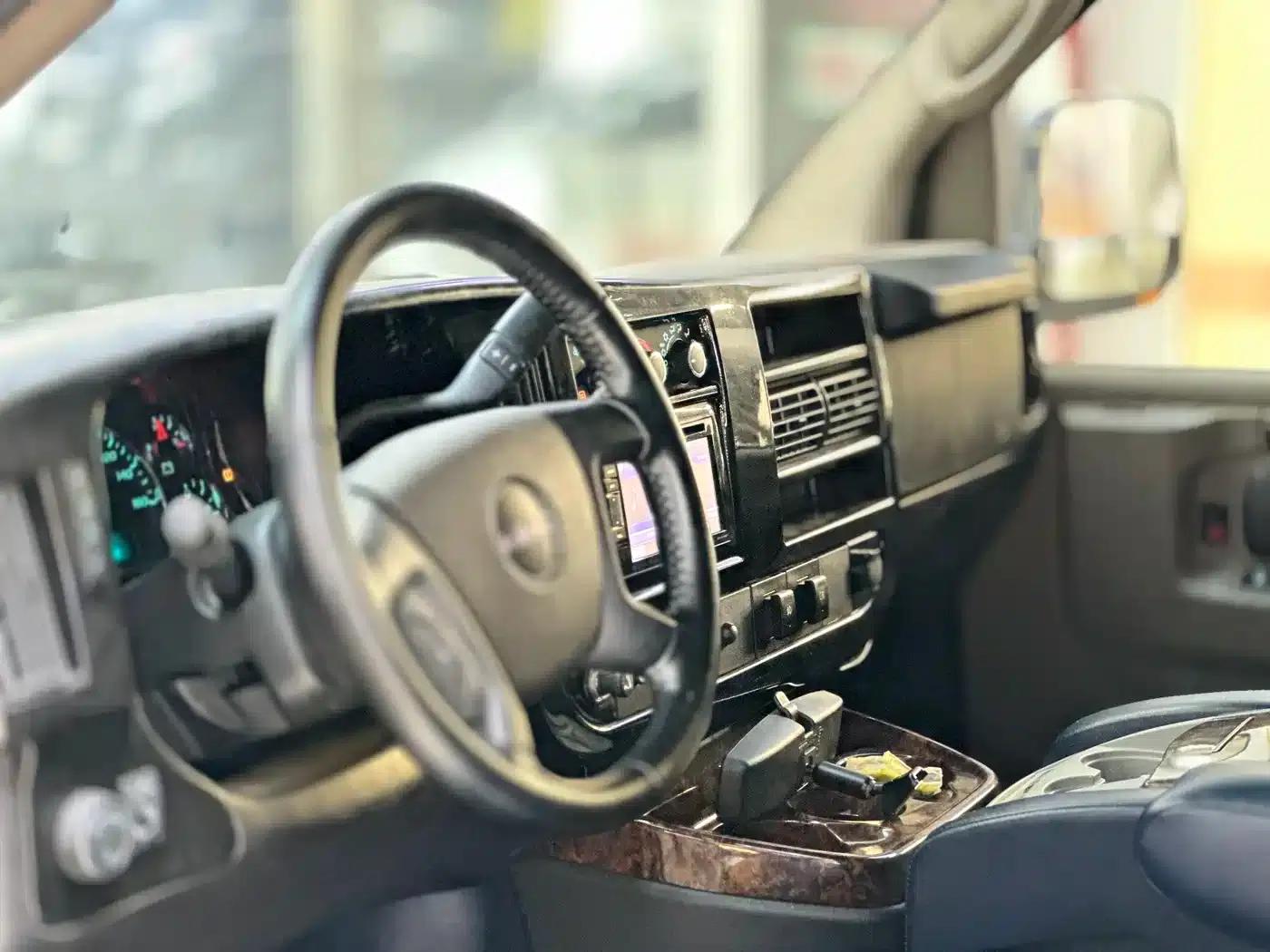 2014 SAVANA 6.0L Long Wheelbase Leader Edition — миниатюра 6