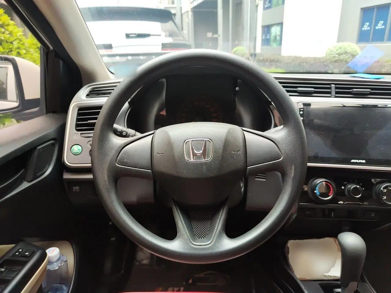 Honda Greiz 2016 1.5L CVT Classic Edition — миниатюра 10
