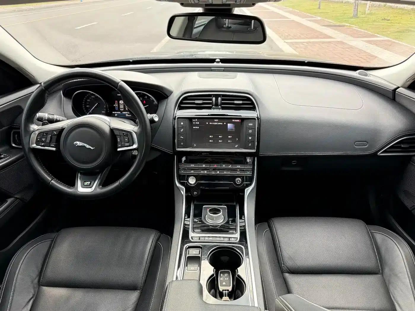Jaguar XE 2015 2.0T 200PS R-Sport — миниатюра 13