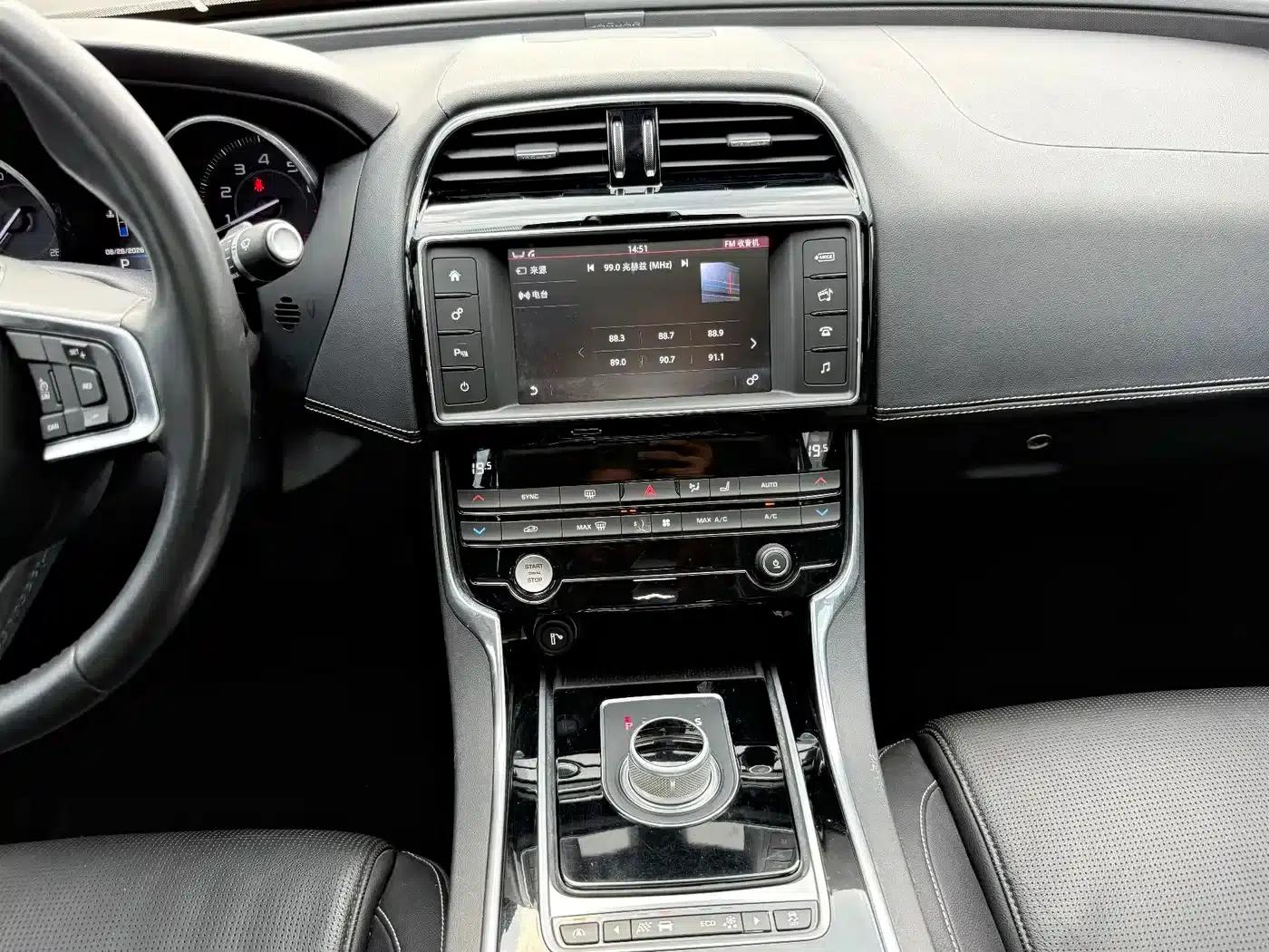 Jaguar XE 2015 2.0T 200PS R-Sport — миниатюра 22