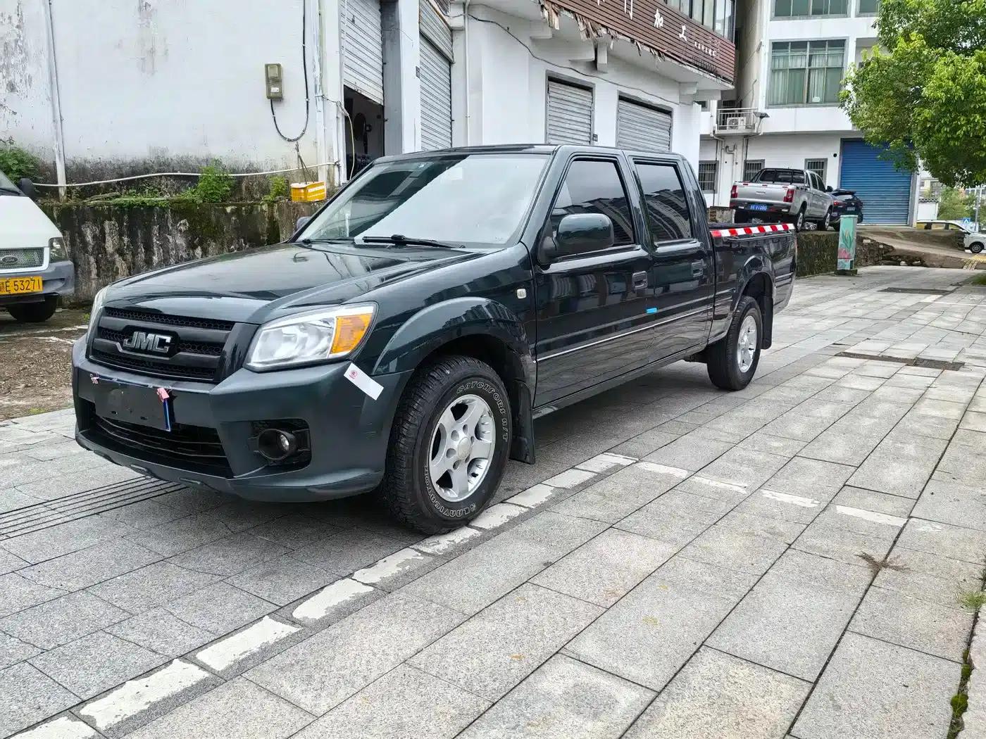 Baodian 2018 Model 2.9T New Value Two-Wheel Drive Diesel Luxury Edition with Extended Cargo Box JX4D30B5L — миниатюра 1