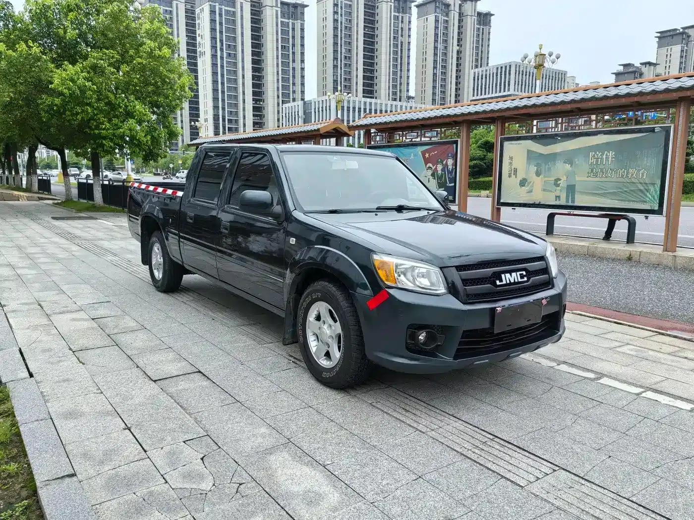 Baodian 2018 Model 2.9T New Value Two-Wheel Drive Diesel Luxury Edition with Extended Cargo Box JX4D30B5L — миниатюра 3
