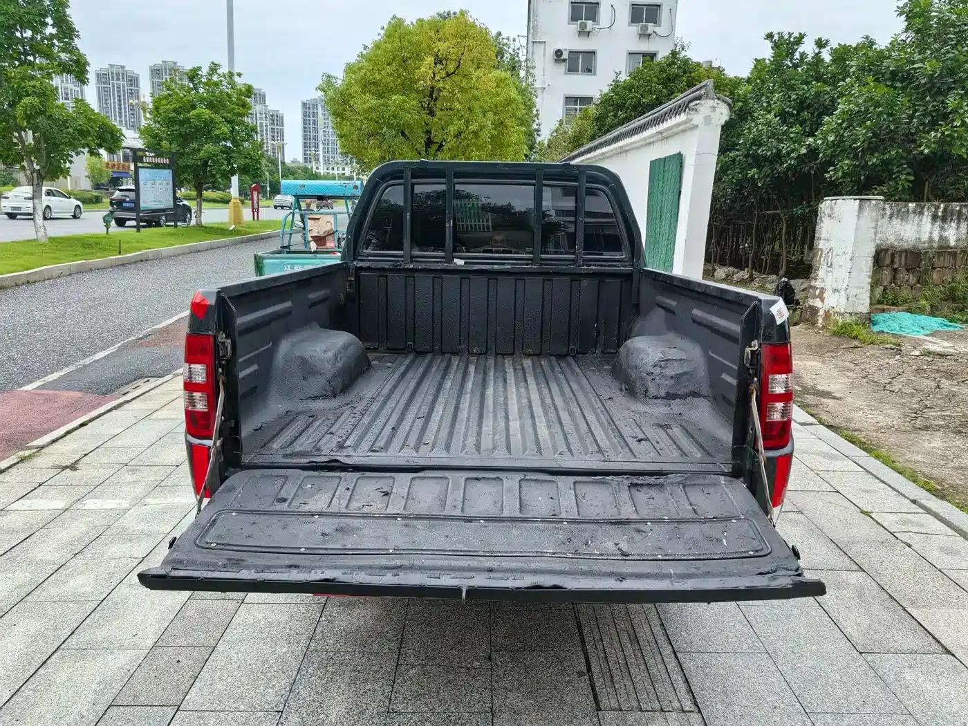 Baodian 2018 Model 2.9T New Value Two-Wheel Drive Diesel Luxury Edition with Extended Cargo Box JX4D30B5L — миниатюра 7