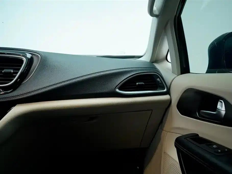 2018 Chrysler Grand Voyager PHEV (Imported) 3.6L Plug-in Hybrid — миниатюра 3