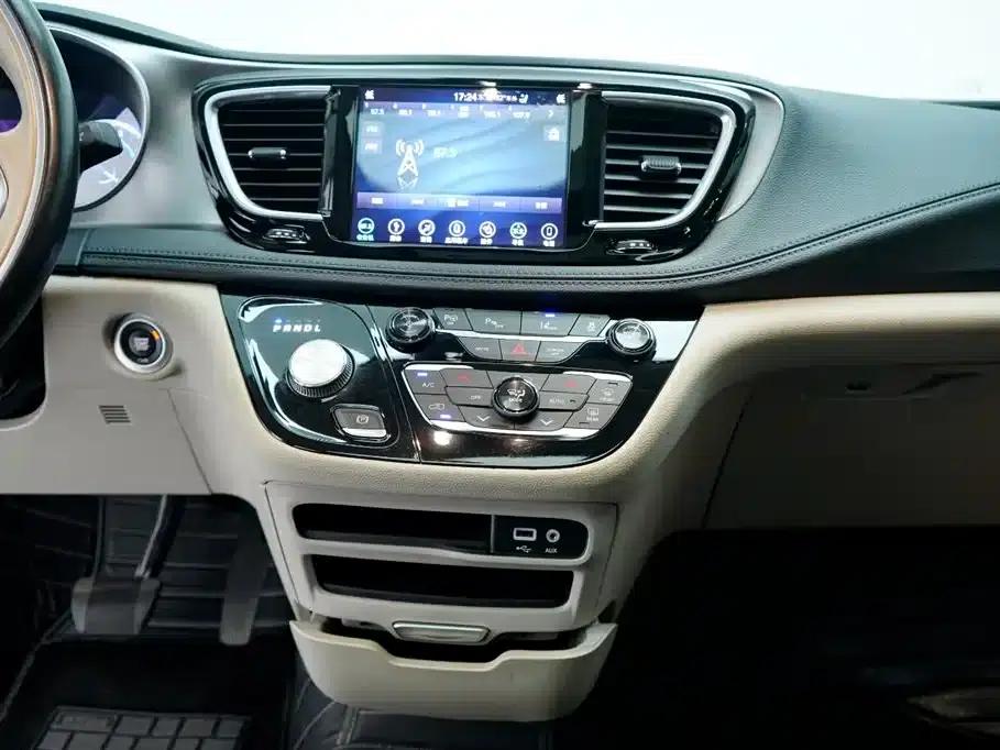 2018 Chrysler Grand Voyager PHEV (Imported) 3.6L Plug-in Hybrid — миниатюра 17