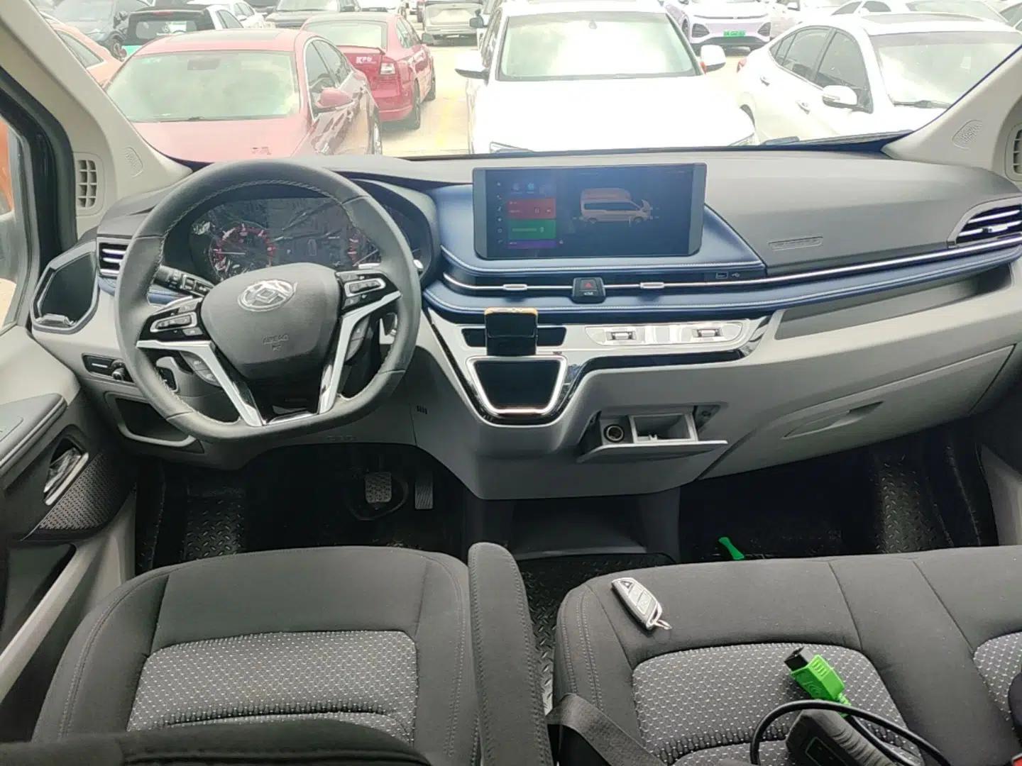 SAIC MAXUS Xintu V70 2023 2.0T Elite Edition Automatic Short Wheelbase Low Roof – 5/6 Seats — миниатюра 17