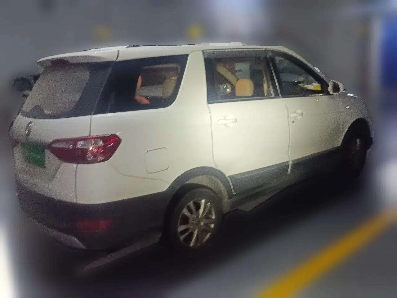 Dongfeng Fengon 370 2016 1.5L Manual Standard Edition SFG15-05 7 Seats — миниатюра 6