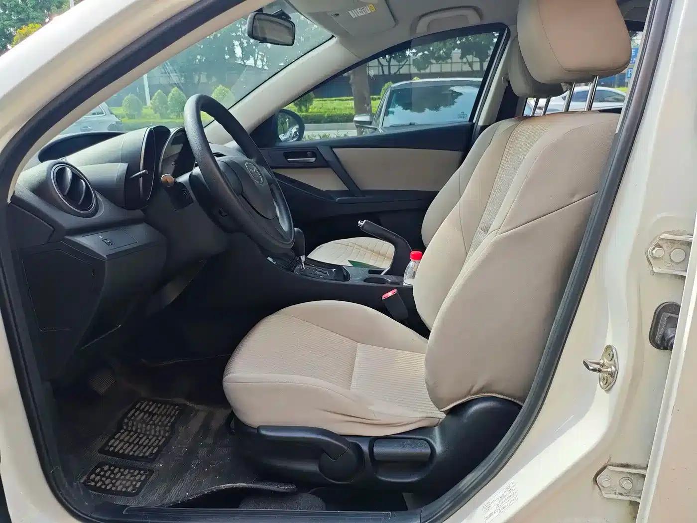 Mazda 3 Axela 2015 Sedan 1.6L Automatic Comfort Model — миниатюра 4