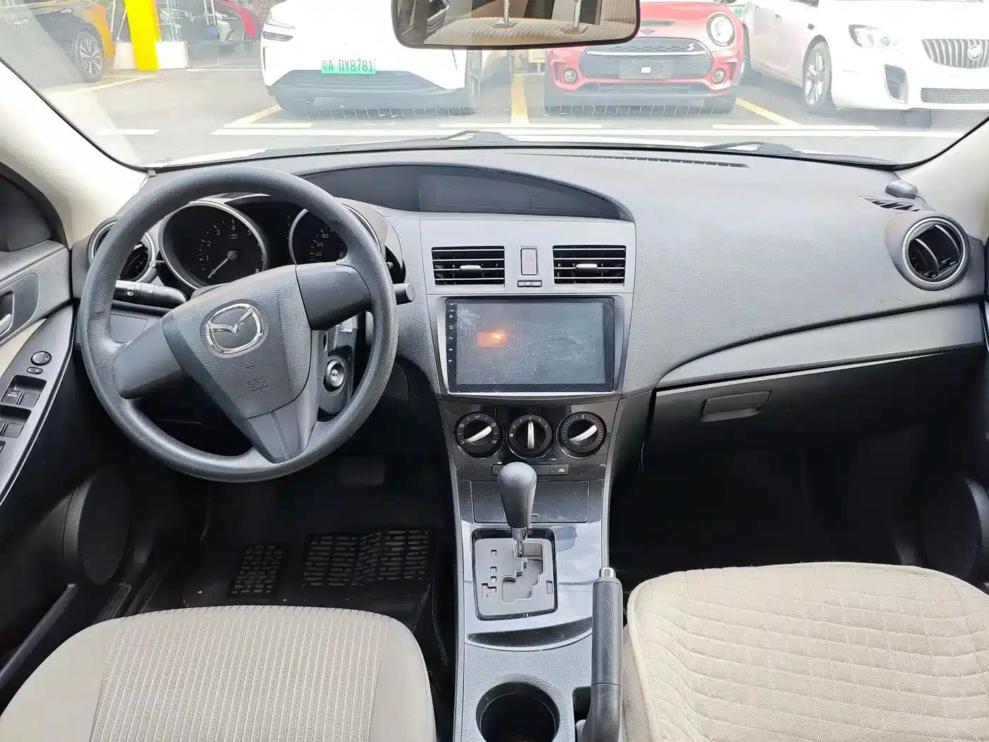 Mazda 3 Axela 2015 Sedan 1.6L Automatic Comfort Model — миниатюра 6
