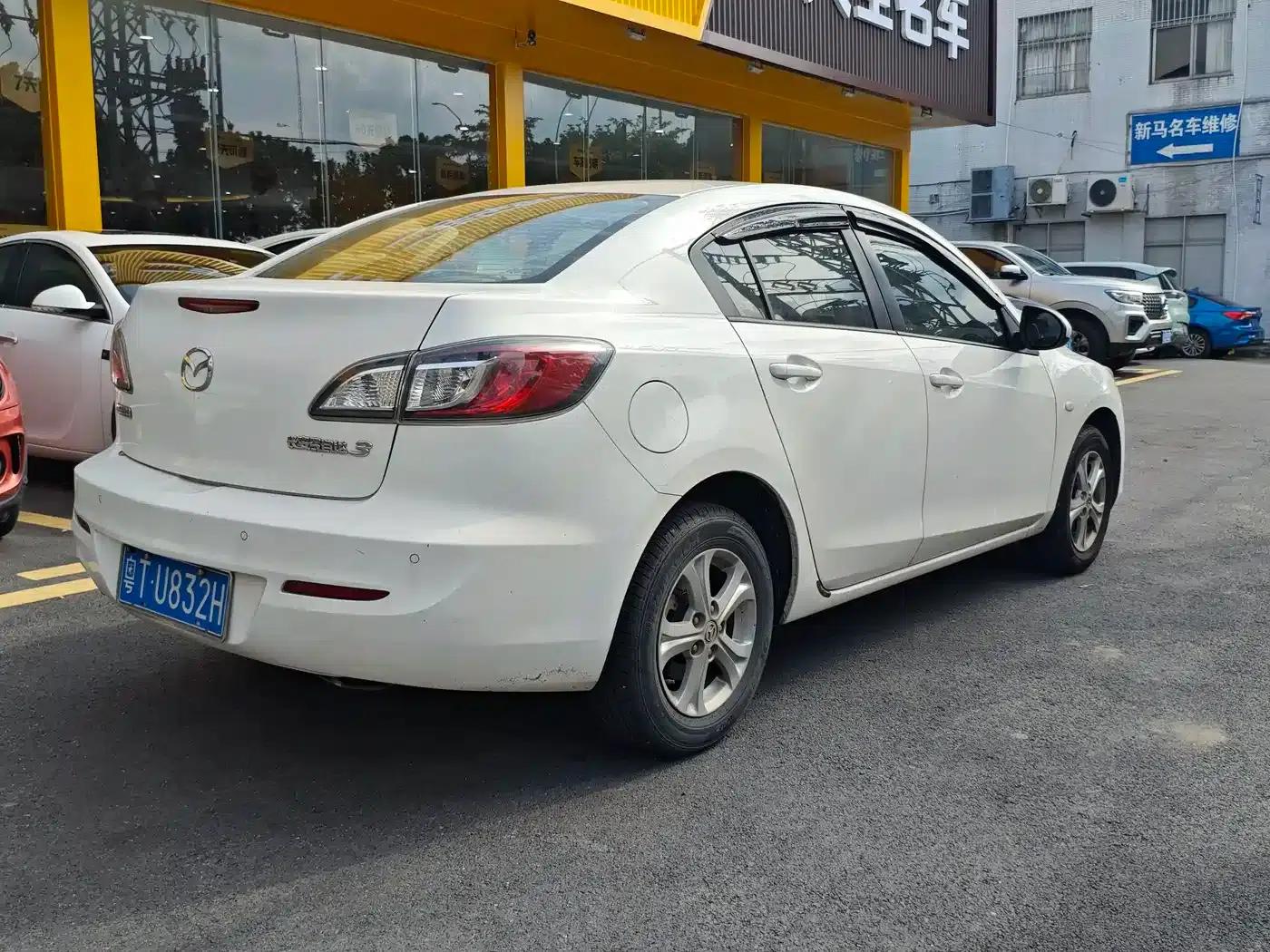Mazda 3 Axela 2015 Sedan 1.6L Automatic Comfort Model — миниатюра 7