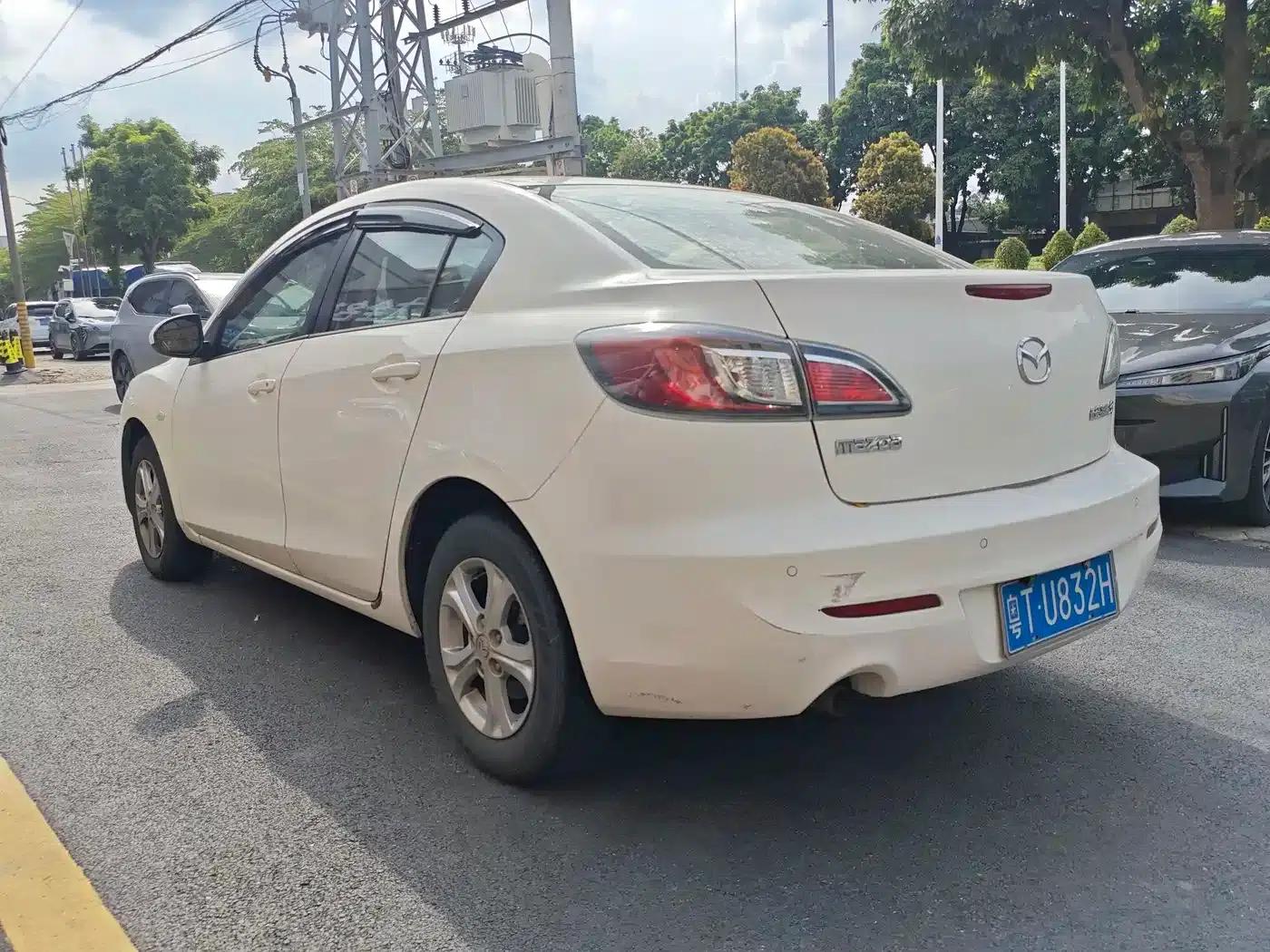Mazda 3 Axela 2015 Sedan 1.6L Automatic Comfort Model — миниатюра 8