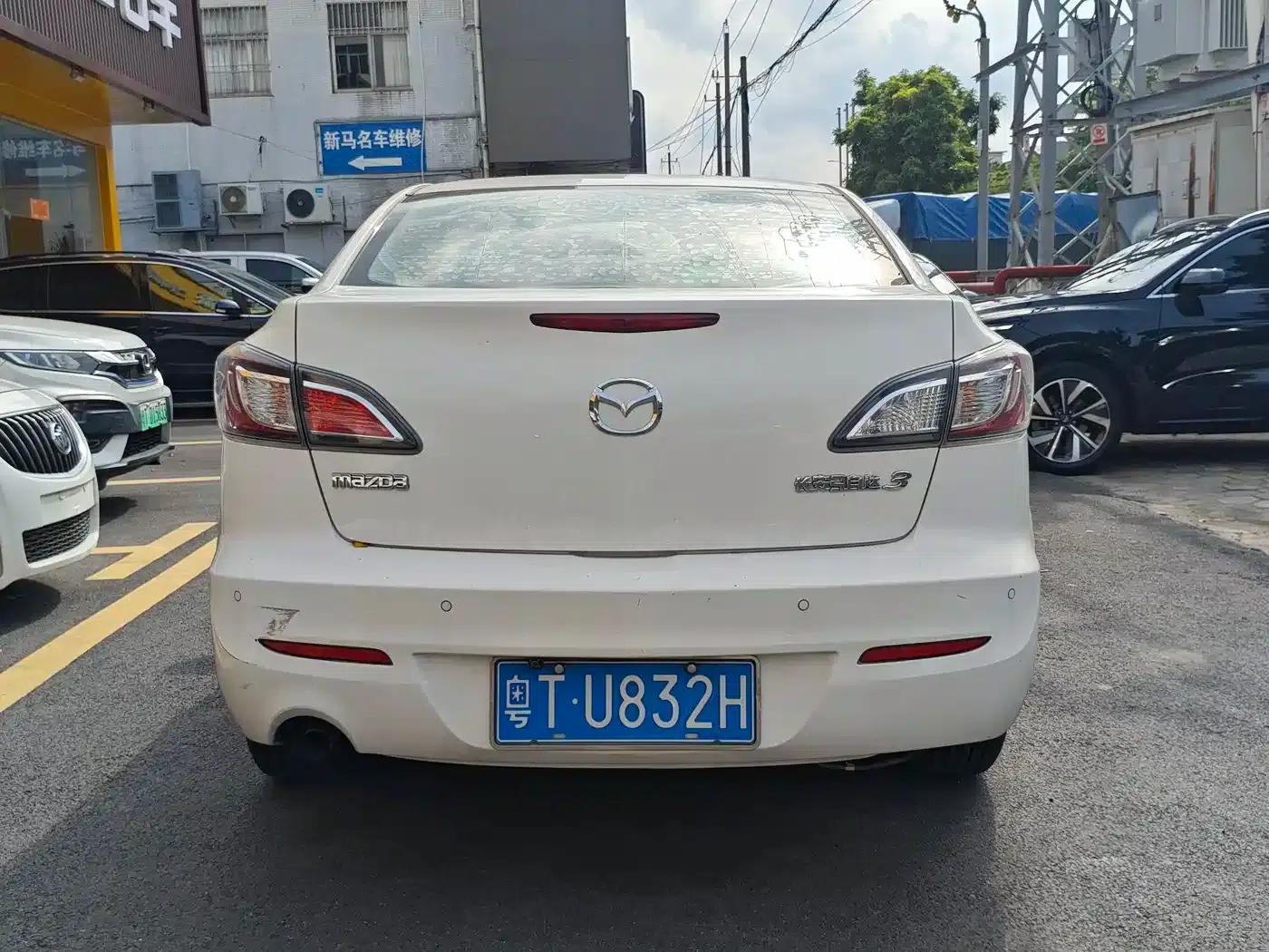Mazda 3 Axela 2015 Sedan 1.6L Automatic Comfort Model — миниатюра 9